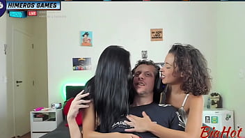 Meu namorado só me deu atenção quando chemei minha amiga e o safado adorou ganhar um boquete duplo