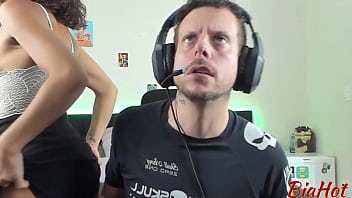 Meu namorado só me deu atenção quando chemei minha amiga e o safado adorou ganhar um boquete duplo