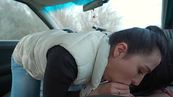 Beauty sucks me off in her car