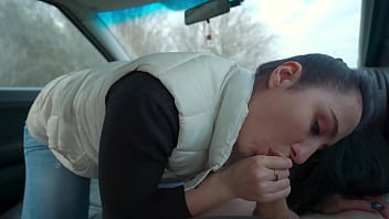 Beauty sucks me off in her car