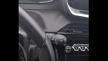 Quand on me prête une 208 au lieu de ma 108 j'ai l'impression de rouler dans