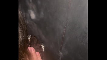 No swing brincando no glory hole e na cabine aquário com vários