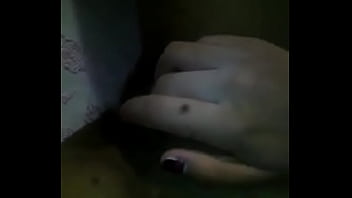 Se masturba y gime rico