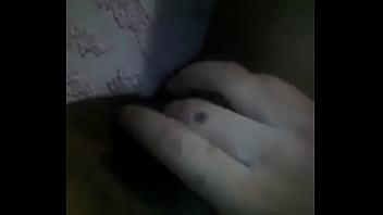 Se masturba y gime rico