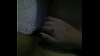 Se masturba y gime rico