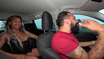 No carro com lukas anne cristalli cuzinho apertado e leite no bico