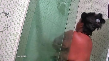 Camera escondida madrasta safada gordinha gravada tomando vanho