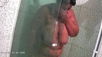 Camera escondida madrasta safada gordinha gravada tomando vanho