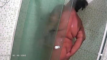 Camera escondida madrasta safada gordinha gravada tomando vanho