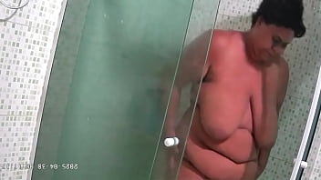 Camera escondida madrasta safada gordinha gravada tomando vanho