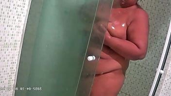 Camera escondida madrasta safada gordinha gravada tomando vanho