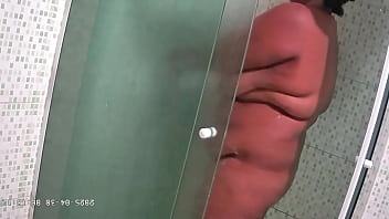 Camera escondida madrasta safada gordinha gravada tomando vanho