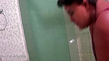 Camera escondida madrasta safada gordinha gravada tomando vanho