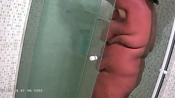 Camera escondida madrasta safada gordinha gravada tomando vanho