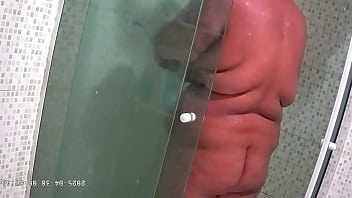 Camera escondida madrasta safada gordinha gravada tomando vanho