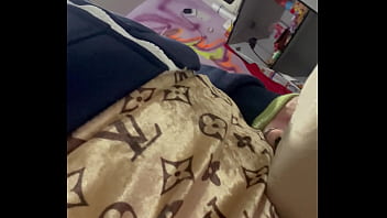 Mulher Vai Lavar Roupa E Com Muito Tesão Na Termina Da Máquina De Lavar Se Masturbando E Gozando Muito thumbnail