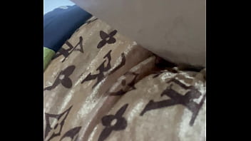 Mulher vai lavar roupa e com muito tesão na termina da máquina de lavar se masturbando e gozando muito Mulher vai lavar roupa e com muito tesão na termina da máquina de lavar se masturbando e gozando muito