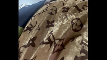 Mulher vai lavar roupa e com muito tesão na termina da máquina de lavar se masturbando e gozando muito Mulher vai lavar roupa e com muito tesão na termina da máquina de lavar se masturbando e gozando muito