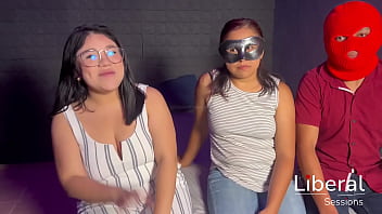 Cuckold cumple la fantasía de su mujer en un trío por primera vez