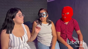 Cuckold cumple la fantasía de su mujer en un trío por primera vez