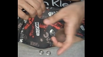 Novinho batendo uma punheta gostosa