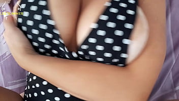 Me toco el coño y meto mi consolador anal frente a la ventana de mi vecino para que se masturbe