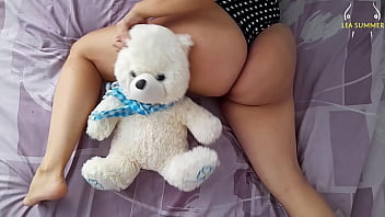 Me toco el coño y meto mi consolador anal frente a la ventana de mi vecino para que se masturbe