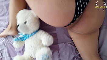 Me toco el coño y meto mi consolador anal frente a la ventana de mi vecino para que se masturbe