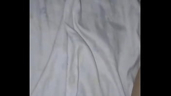 Me rica puta jugando con su ano