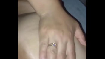 Me rica puta jugando con su ano