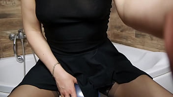 Popping balloons & soft masturbation in the bathtub – black lingerie & mask preview