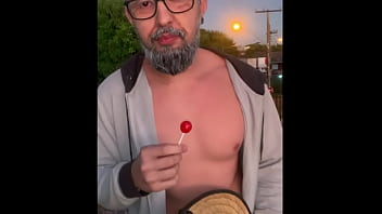 Será que a pica do vovô não sobe mais completo