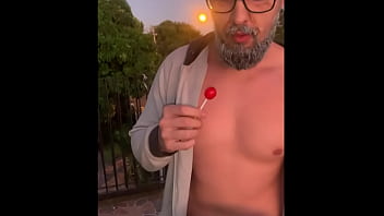 Será que a pica do vovô não sobe mais completo