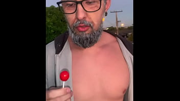 Será que a pica do vovô não sobe mais completo