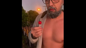 Será que a pica do vovô não sobe mais completo