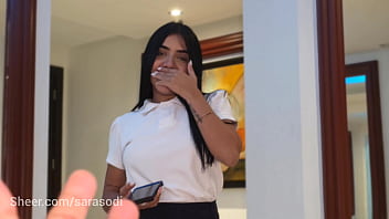 Hermanastra uniformada casi me pilla masturbándome en mi habitación