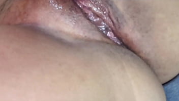 Tubo grosso na bucetinha e brincando com o cuzinho parte 1