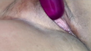 Tubo grosso na bucetinha e brincando com o cuzinho parte 1