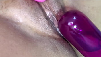 Tubo grosso na bucetinha e brincando com o cuzinho parte 1