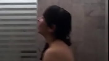 Chica bañan doce tetas muy ricas vaya mamilas mmm