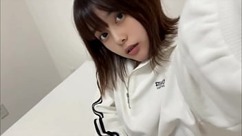 新しく買ったピチピチのジーンズ姿でオナニーしてみました。。恥ずかしい…