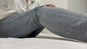 新しく買ったピチピチのジーンズ姿でオナニーしてみました。。恥ずかしい…