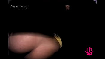 Garota fica nua no carro durante passeio pela cidade