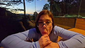 Fodi a nerdzinha gostosa em meio a natureza a safada adora sentar na rola