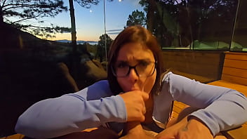 Fodi a nerdzinha gostosa em meio a natureza a safada adora sentar na rola