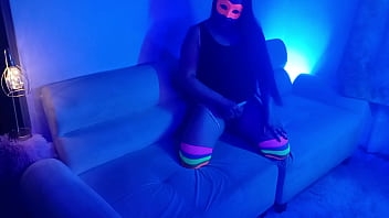 En este bar le das dinero extra a la camarera y te folla en su habitación especial le encanta la verga de extraños 1