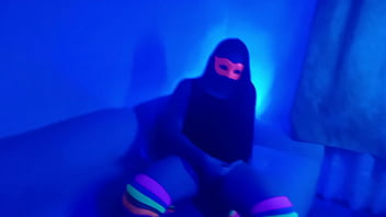 En este bar le das dinero extra a la camarera y te folla en su habitación especial le encanta la verga de extraños 1