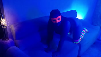 En este bar le das dinero extra a la camarera y te folla en su habitación especial le encanta la verga de extraños 1