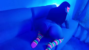 En este bar le das dinero extra a la camarera y te folla en su habitación especial le encanta la verga de extraños 1