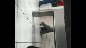 Frente Al Espejo Del Baño Publico thumbnail